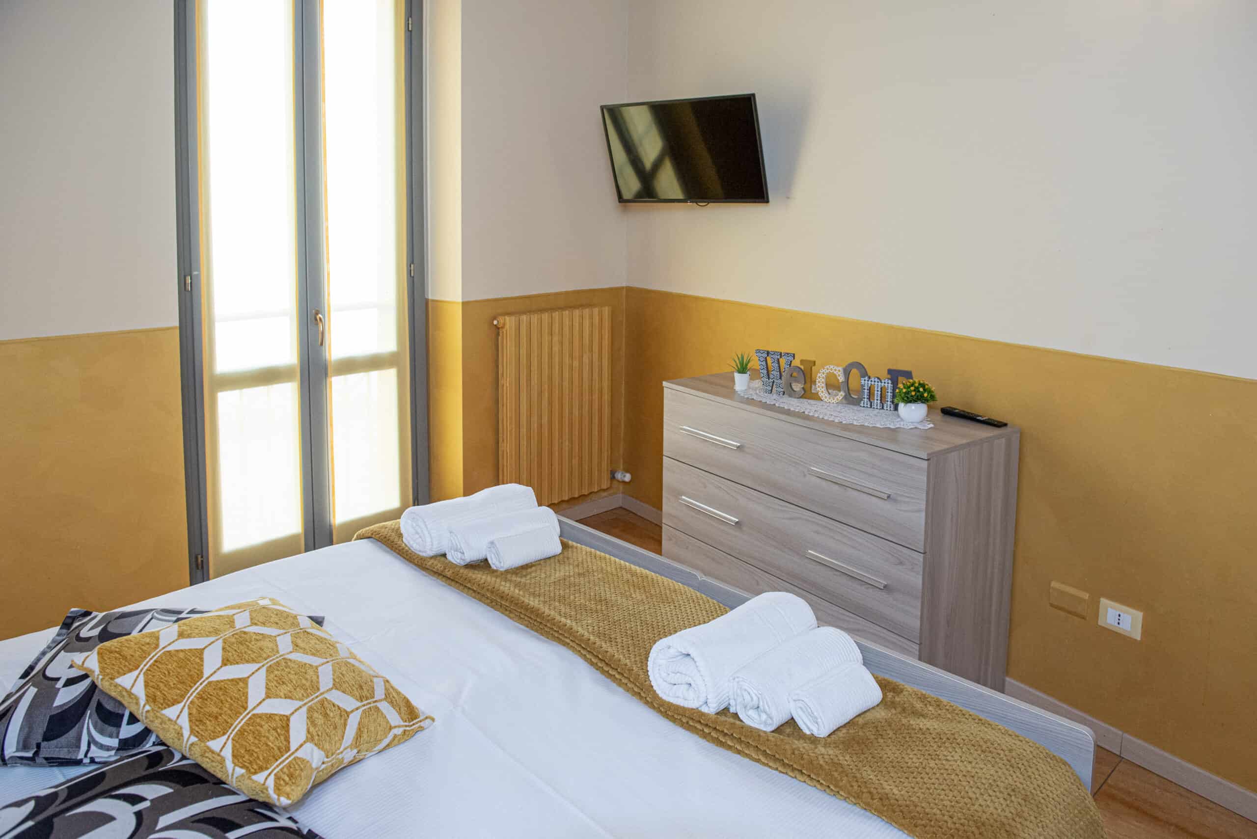 camera con letto e televisore