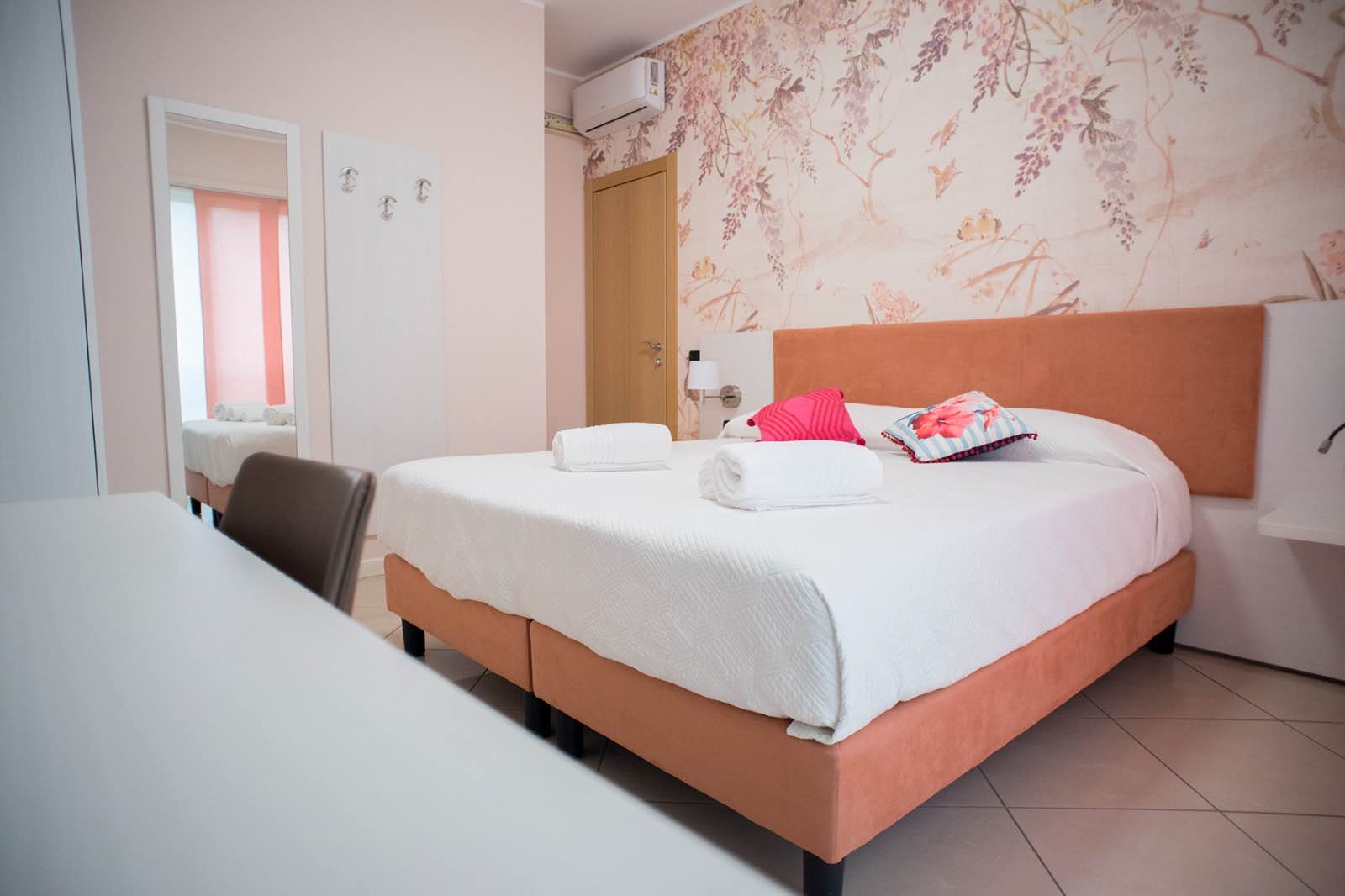 camera con letto matrimoniale e tavolo