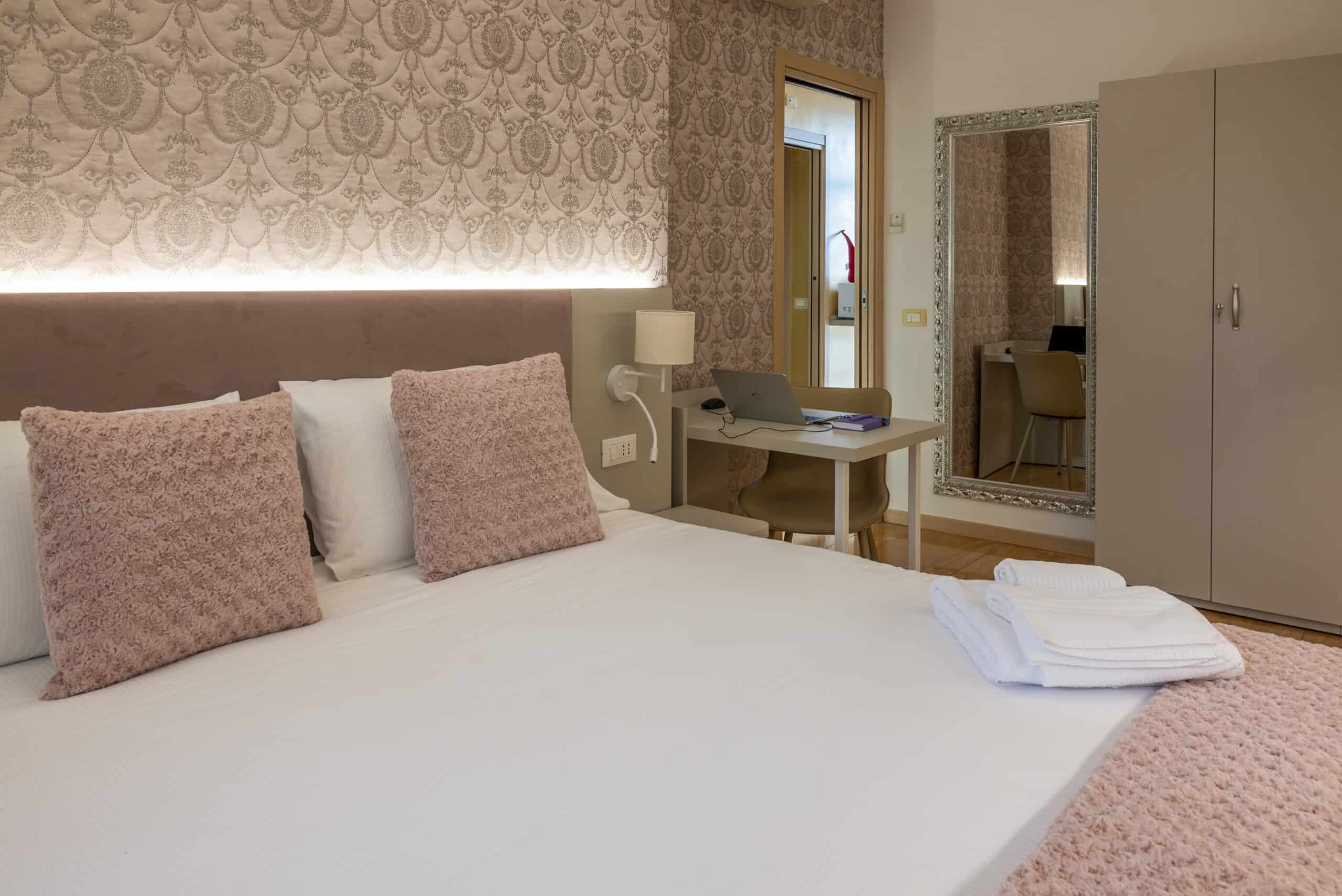 camera con letto e scrivania