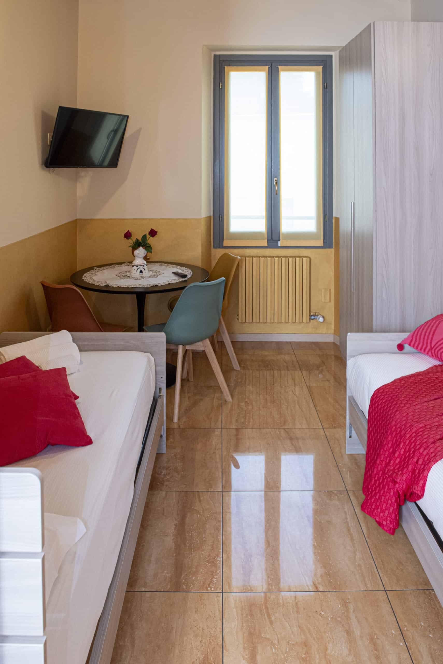 camera con 2 letti e accessori rossi