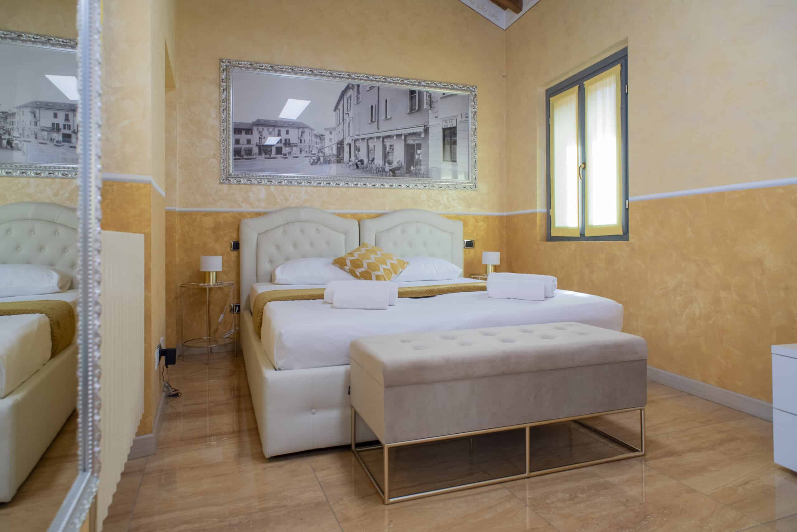 camera con letto matrimoniale in un ambiente con sfumature di giallo